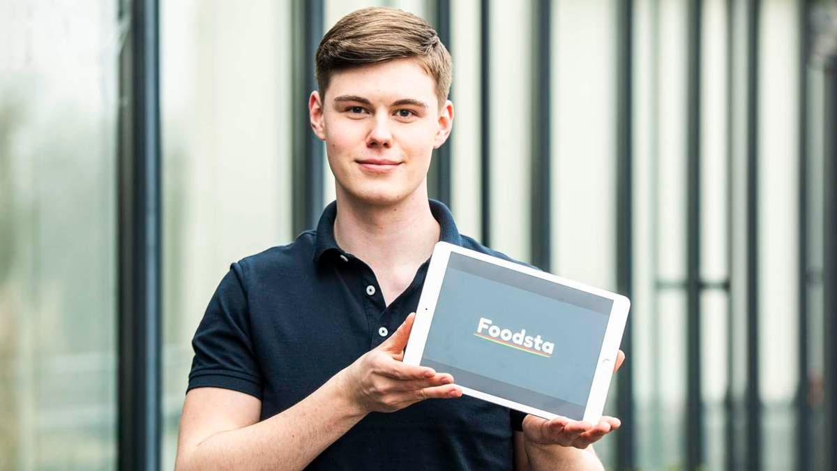 Joel de Jonge mit Tablet in der Hand